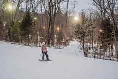 女人滑雪阳光明媚的冬天一天滑雪度假胜地
