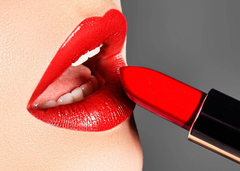 特写镜头女人的嘴唇时尚红色的化妆宏拍摄美丽的使完整的嘴唇选择口红