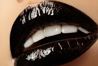 黑色的光滑的嘴唇化妆宏美拍摄脸部分万圣节黑色的口红