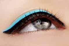 美丽的宏拍摄女眼睛化妆完美的形状眉毛蓝色的眼线笔化妆品化妆