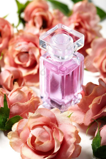 香水瓶粉红色的花玫瑰<strong>春天背景</strong>奢侈品香气香水美化妆品拍摄