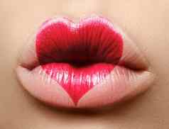 情人节心美丽的女嘴唇甜蜜的吻爱化妆情人节一天可爱的形状心爱象征