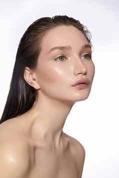 美丽的脸年轻的女人护肤品健康水疗中心清洁软皮肤新鲜的自然每天化妆湿头发