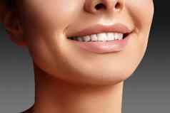 宽微笑年轻的美丽的女人完美的健康的白色牙齿牙科美白ortodont护理牙健康