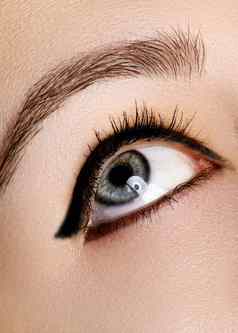 美丽的宏拍摄女眼睛化妆完美的形状眉毛蓝色的眼线笔化妆品化妆