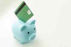 小猪银行信贷卡办公室桌面储蓄投资银行存款概念