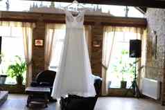 婚礼衣服挂木背景