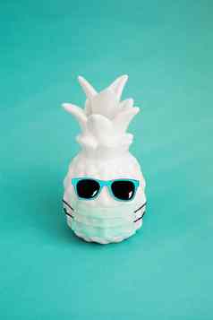 菠萝医疗面具太阳镜蓝色的背景夏天概念夏天科维德愿景夏天冠状病毒流感大流行