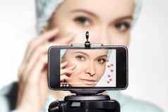 女人美视频博客视频智能手机分享社会媒体时尚博主显示每天早....脸护理例程