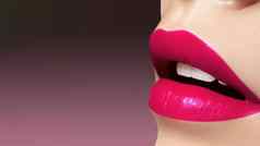美丽的明亮的时尚化妆完整的嘴唇趋势粉红色的唇化妆生动的闪亮的唇彩情人节一天化妆