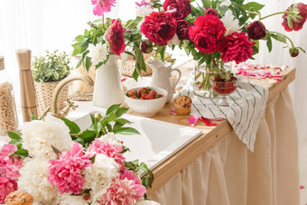 厨房工作台面装饰牡丹室内装饰春天花粉红色的牡丹甜蜜的纸杯蛋糕木工作台面室内细节