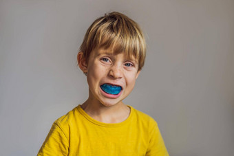 六年男孩显示myofunctional教练帮助平衡日益增<strong>长</strong>的牙齿正确的咬开发口呼吸习惯纠正位置<strong>舌头</strong>