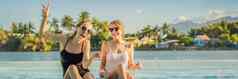 美丽的年轻的女人坐着在游泳池边度假胜地游泳池夏天假期聚会，派对旅游热带国家横幅长格式