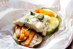 白色鱼角蔬菜乡村风格健康的吃煮熟的鱼角蔬菜装饰饮食食物白色鱼蔬菜蒸汽蔬菜烤赞德角