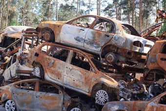 战争乌克兰车墓地拍摄汽车平民俄罗斯的战争乌克兰烧吹车汽车损坏的炮击irpin布查战争犯罪