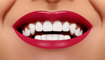 特写镜头快乐微笑健康的白色牙齿明亮的红色的嘴唇化妆美容牙科美护理