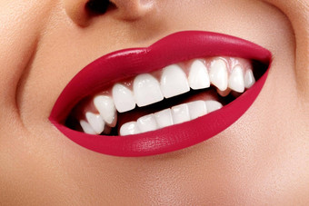 特写镜头快乐微笑健康的白色牙齿明亮的红色的嘴唇化妆美容牙科美护理