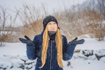 女人冻结了冬天降雪冬天问题