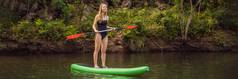 站桨董事会女人桨登机湖站快乐paddleboard蓝色的水行动拍摄年轻的女人桨董事会横幅长格式