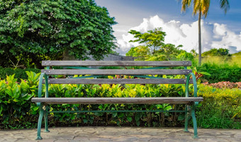 孤独的板凳上公园木板凳上公园蓝色的天空木板凳上花园