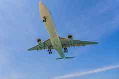 冠状病毒检疫削弱了面具旅行白色飞机飞行清晰的苍白的蓝色的天空