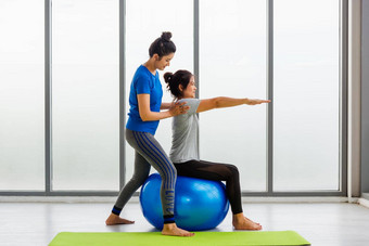 成人年轻的女人运动服装有氧运动<strong>瑜伽</strong>锻炼坐着<strong>健身球</strong>