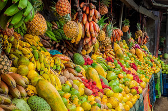 架子上新鲜的水果新鲜的水果摊位概念水果健康的食物出售水果