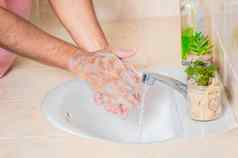 关闭男人。洗手肥皂概念正确的手洗方法防止科维德