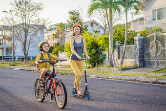 活跃的<strong>学校</strong>孩子男孩妈妈安全头盔骑自行车背包阳光明媚的一天快乐孩子骑自行车<strong>学校</strong>安全孩子们在户外<strong>学校</strong>