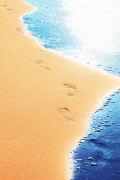 走海滩离开的足迹沙子