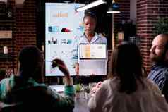 非洲美国女人站业务办公室展示业务分析移动PC屏幕
