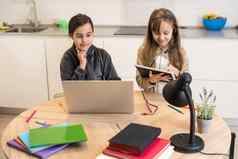 在线教育孩子们女孩女学生教训在线移动PC视频闲谈，聊天调用会议老师首页