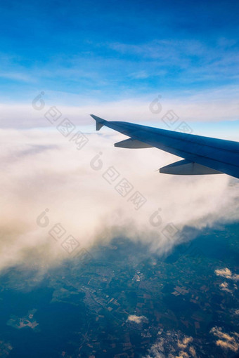 飞行旅行视图飞机窗口翼日落时间飞机翼地球云飞行天空飞机翼飞行