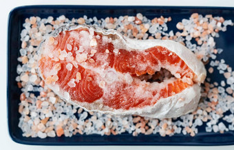新鲜的生红色的大马哈鱼牛排大粗粉红色的盐准备烘焙烧烤谎言蓝色的板<strong>健康</strong>的海鲜食物前视图的地方<strong>登记</strong>