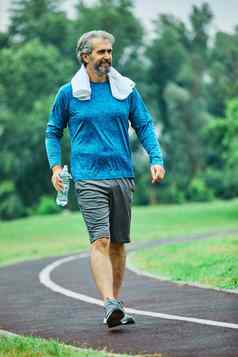 高级男人。运行锻炼体育运动健身活跃的适合健康的慢跑跑步者慢跑者体育运动健康生活方式