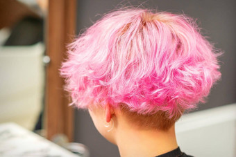 粉红色的发型年轻的女人