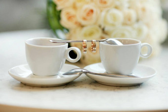 新娘马夫的咖啡时间咖啡打破杯环茶匙