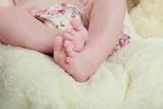 新生儿孩子婴儿腿腿新生儿腿绿色背景孩子的脚
