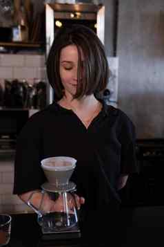 迷人的浅黑肤色的女人女人咖啡师使过滤器咖啡咖啡商店酝酿咖啡咖啡馆