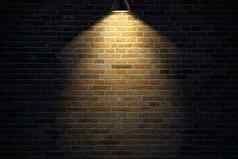 黑暗砖墙照亮灯