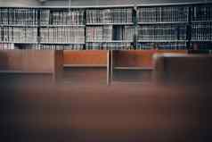 木表格书架上阅读图书馆