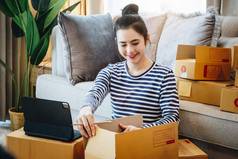 在线销售业务的想法美丽的女孩包装产品包裹盒子订单信息客户命令平板电脑电脑