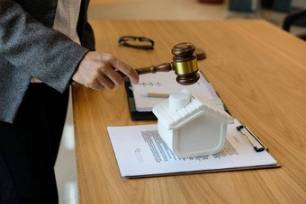 律师法官槌子敲门房子模型法律文档真正的房地产争端财产拍卖概念