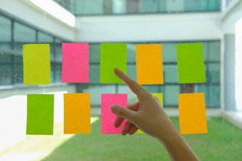 手指出胶粘剂笔记玻璃墙黏糊糊的请注意纸提醒时间表有创意的的想法业务头脑风暴