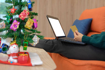 女人持有信贷卡在线购物女买家购买圣诞节礼物互联网一年假期快乐圣诞节庆祝活动