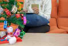 女人持有信贷卡平板电脑在线购物女买家购买圣诞节礼物互联网一年假期快乐圣诞节庆祝活动