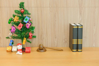 装饰圣诞节树法官槌子法律书律师律师正<strong>义工</strong>作场所圣诞节一年假期