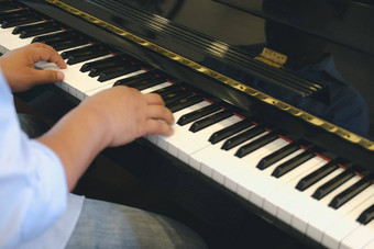 钢琴家男人的手玩计划表演者经典音乐仪器