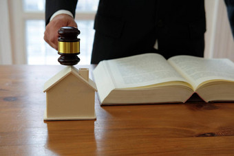 律师法官槌子敲门房子模型法律书真正的房地产争端财产拍卖概念