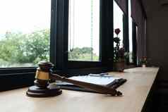 法律法律槌子笔记本木表格律师律师正义工作场所